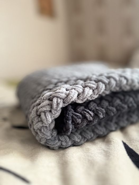 Вʼязаний плед ручноі роботи