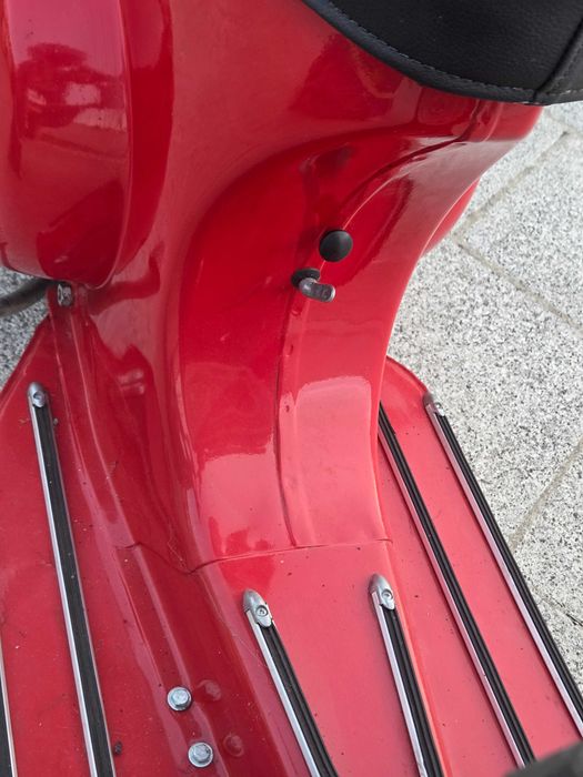 Vespa 50 vermelha