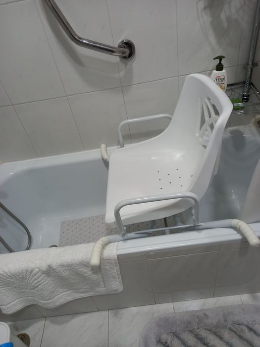 Cadeira de banho giratoria para banheira - como novo