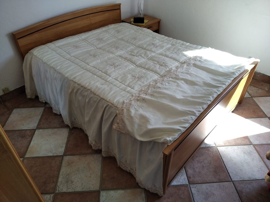 Cama de casal  com mesa de cabeceira