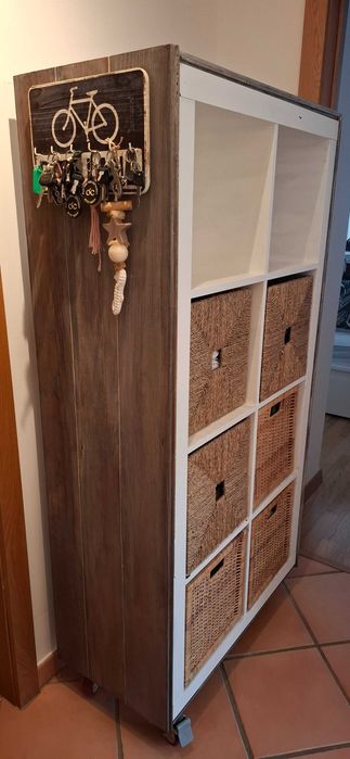 Estantería moderna com cestos - ideal para guardar sapatos ou como móvel de entrada