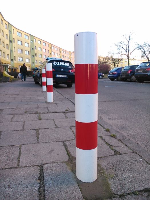 Słupek drogowy chodnikowy U-12c biało-czerwony blokada parkingowa