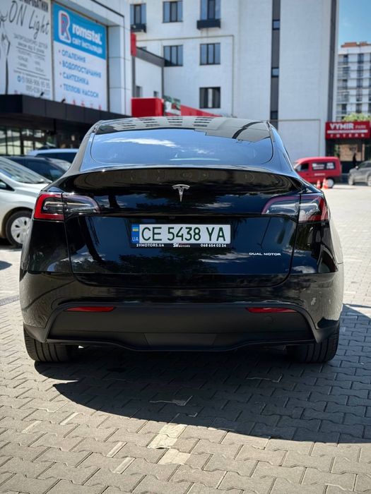 Tesla Y 2024 повний привід
