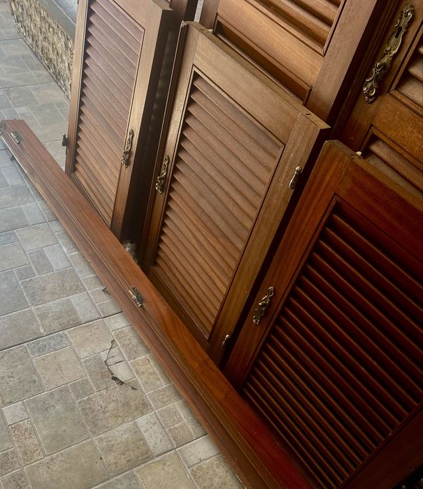 Conjunto de portas venezianas em mogno maciço com ferragens