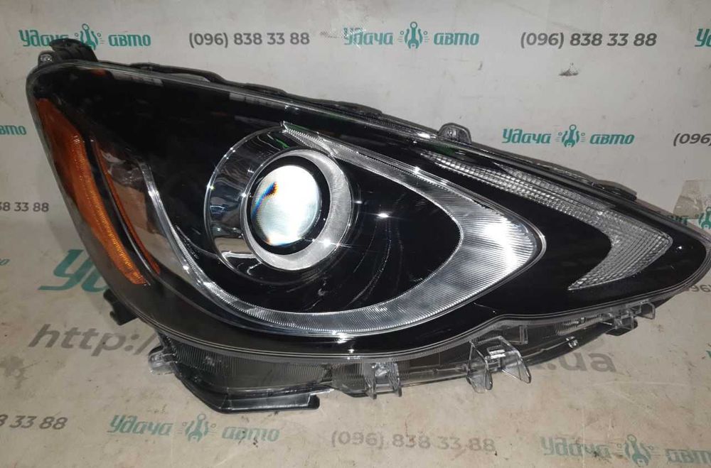 Фара передня у зборі ліва права  Toyota Prius C рест 8117052K70