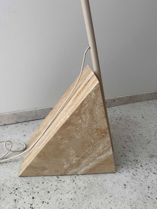 Lampa podłogowa z podstawą z trawertynu Westwing