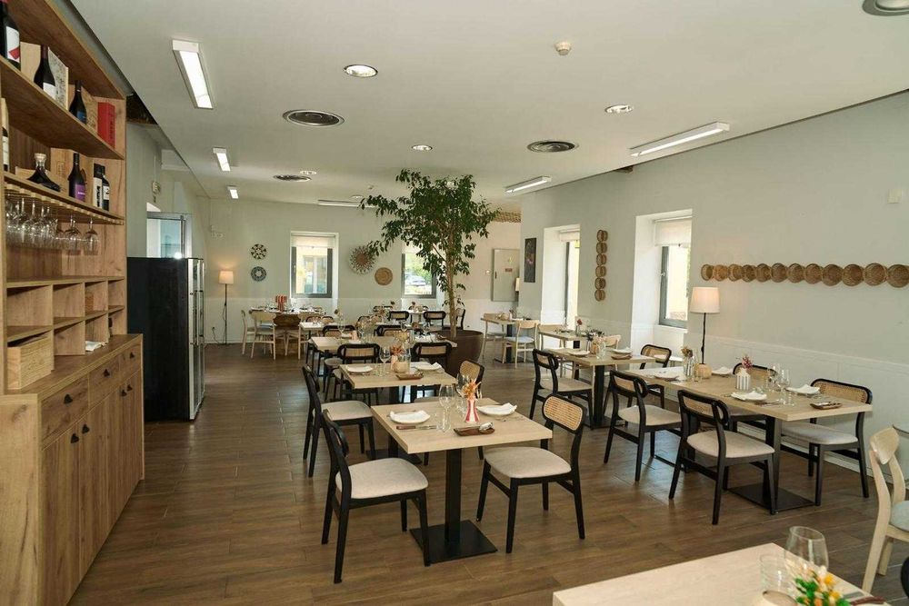 Conjunto de Mesas e Cadeiras para Restaurante/Café – Design Moderno