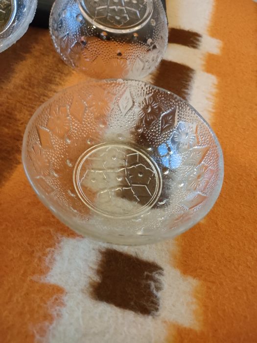 Komplet 6 ozdobnych szklanych miseczek w stylu retro – idealne do dese