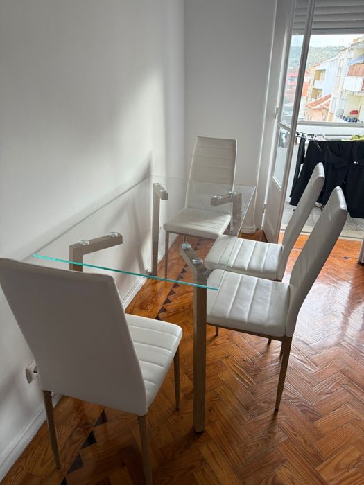 Vendo mesa de vidro e 4 cadeiras