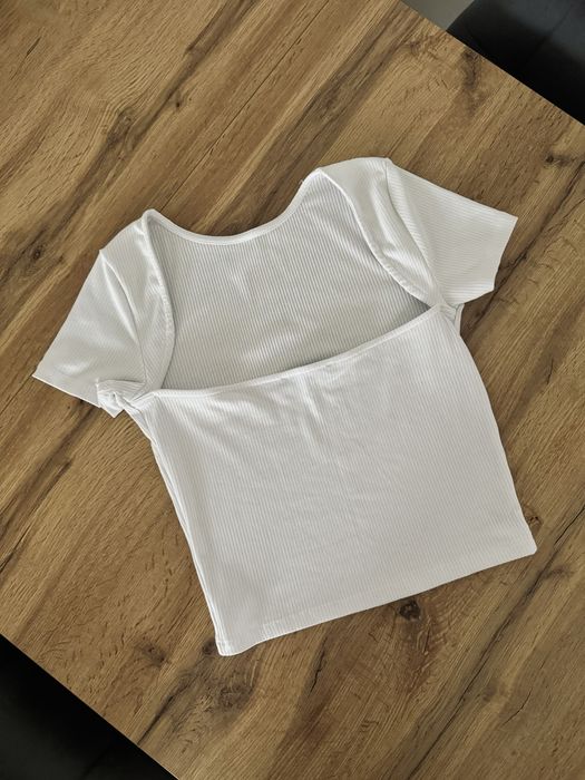 Prążkowany top z odkrytymi plecami Sinsay