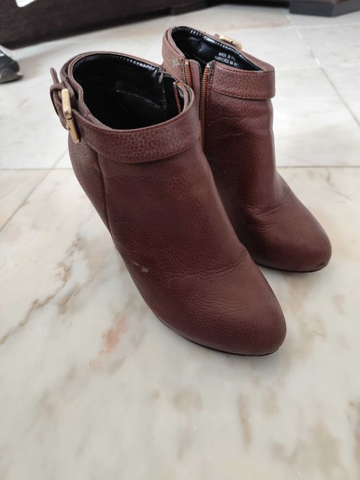 Botins castanhos de salto
