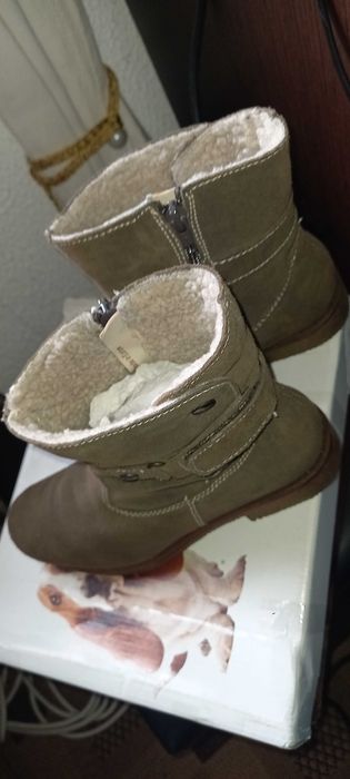 Borins rasos, tom caqui, em pele - 35 - Hush Puppies