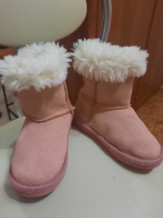 Уггі на дівчинку.