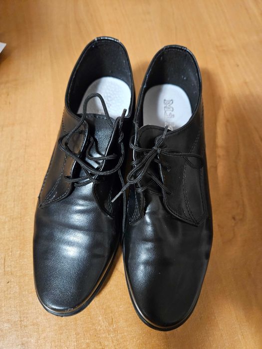 Eleganckie buty chłopięce