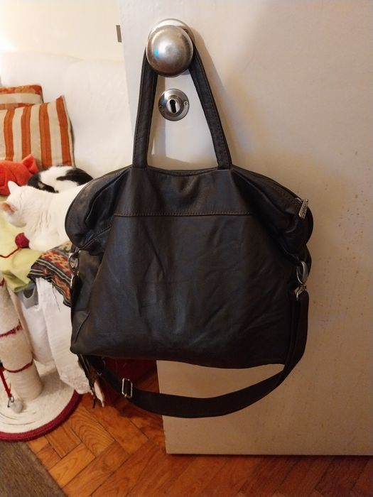 Mala tipo sacola com muito espaço em cabedal