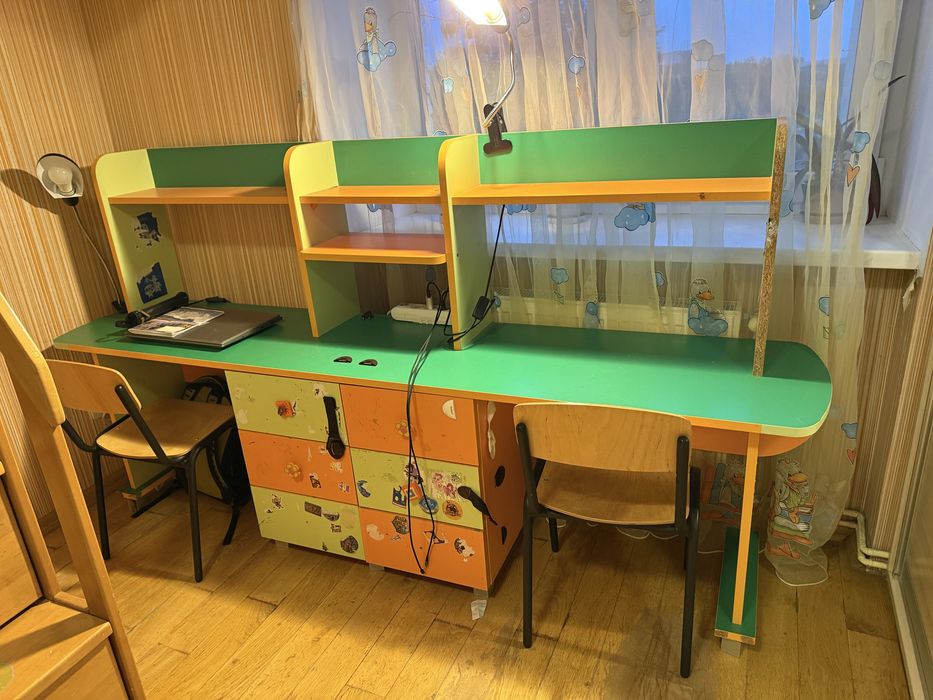 Дитячий письмовий стіл на 2 місця та стільці
