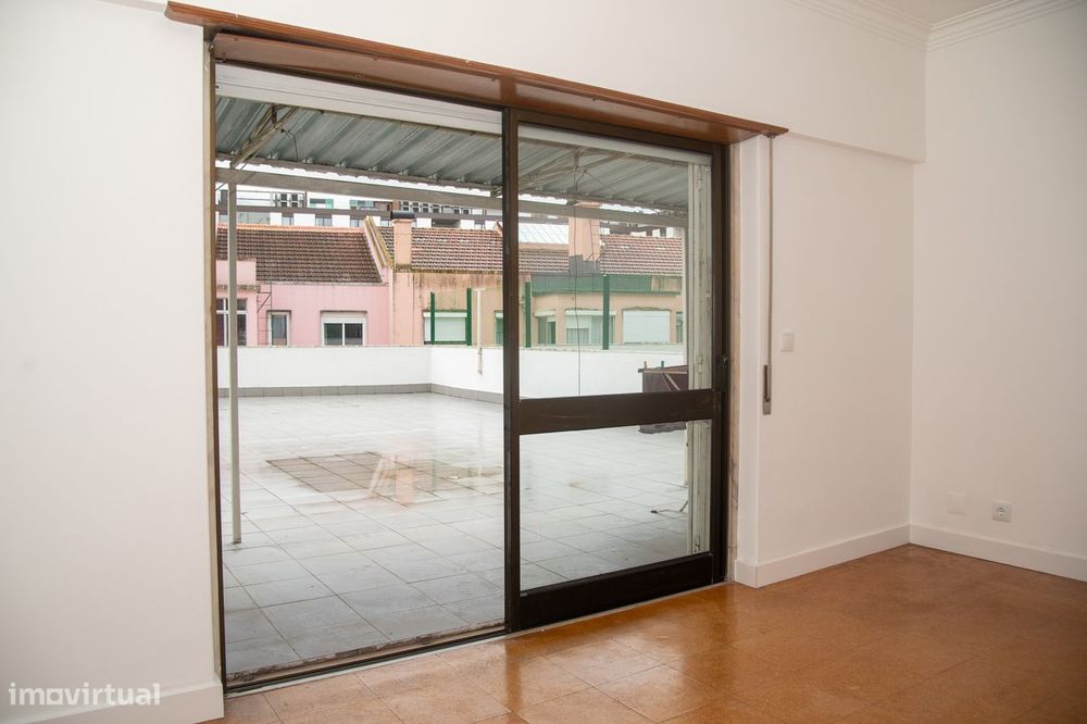 T2 com Terraço Grande, Garagem e Elevador