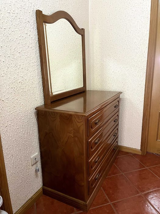 Cómoda com espelho e 4 gavetas