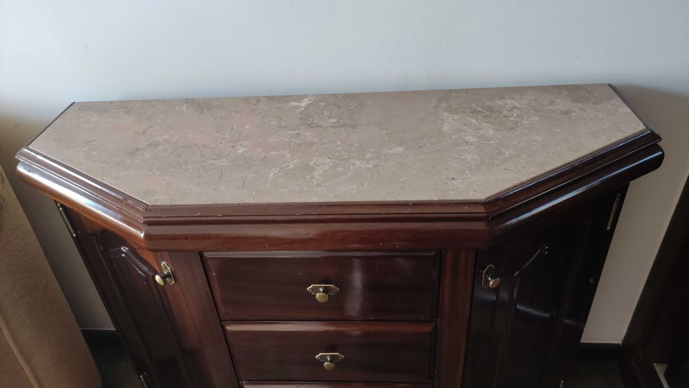 Móvel de madeira e pedra