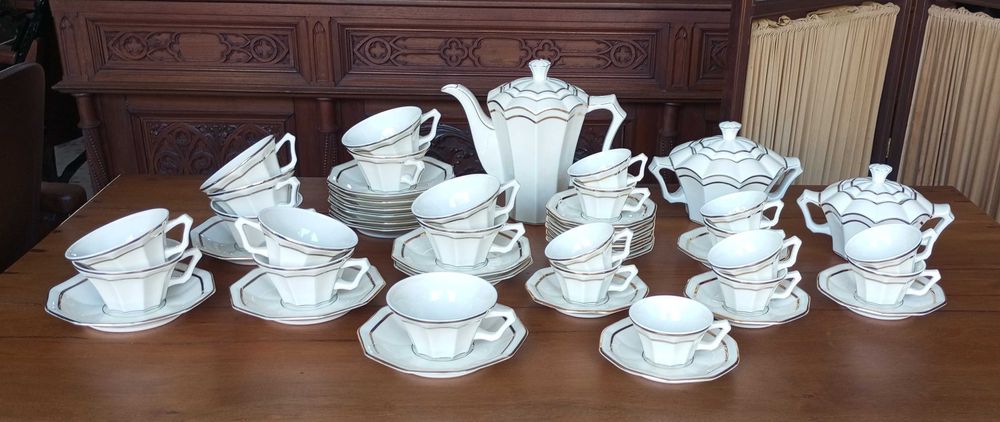 Antiga parte de serviço de café e chá em porcelana S.P. Coimbra