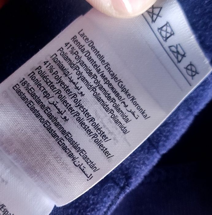 Nowy biustonosz koronkowy In Extenso 100 D z szerokimi ramiączkami.