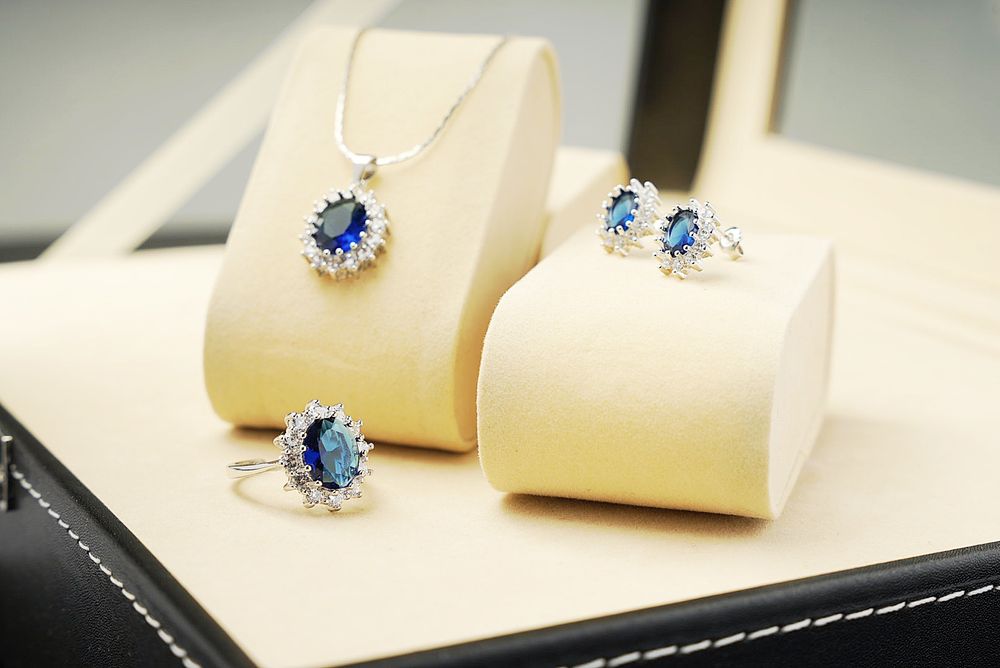 Komplet biżuterii z niebieskim kamieniem cyrkonia