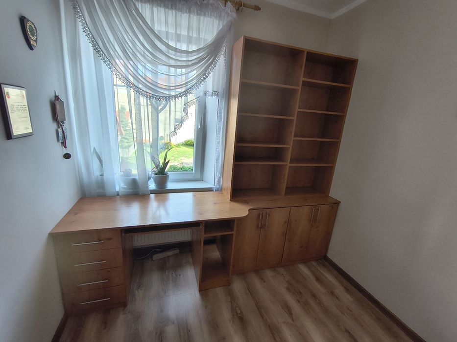 Regał z biurkiem