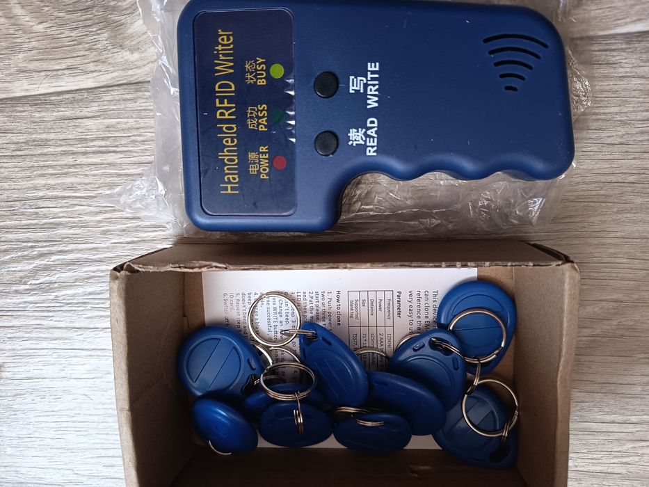 Ключи для подъезда и перезаписывающее устройство