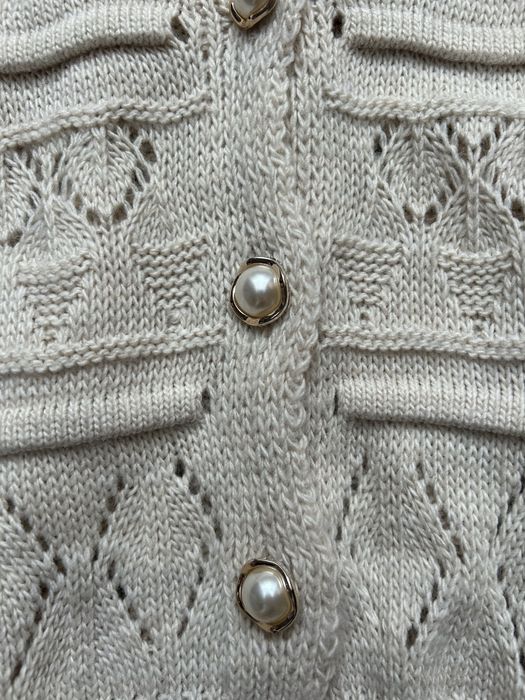 Sweterek ażurowy beżowy perełki XS Sinsay