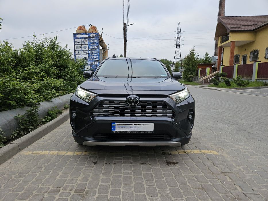 Продається офіційна Toyota RAV4 2022 року