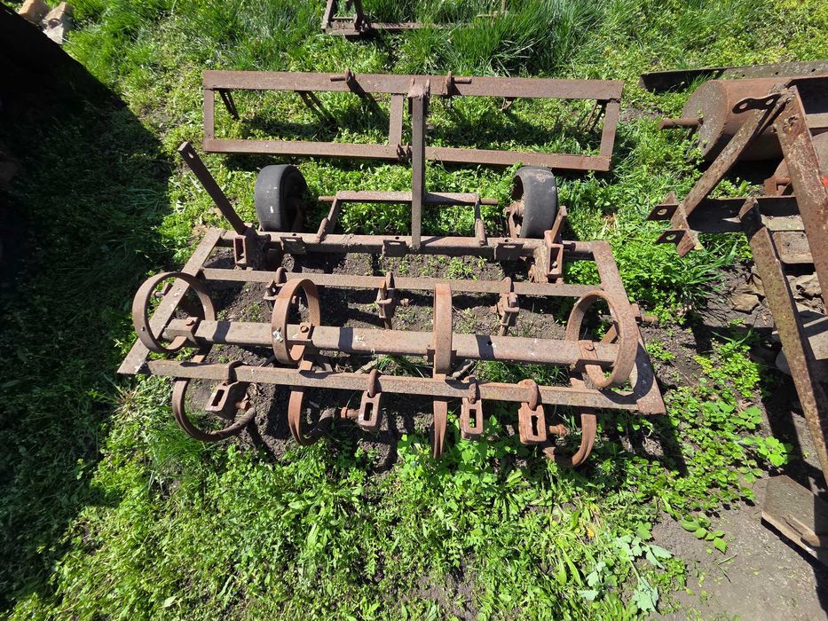 Трактор саморобний з інвентарем