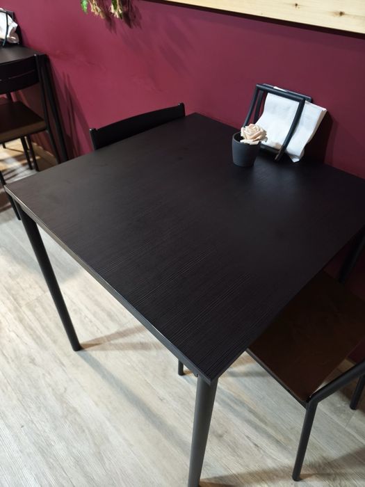 Mesas e cadeiras (3 conjuntos)