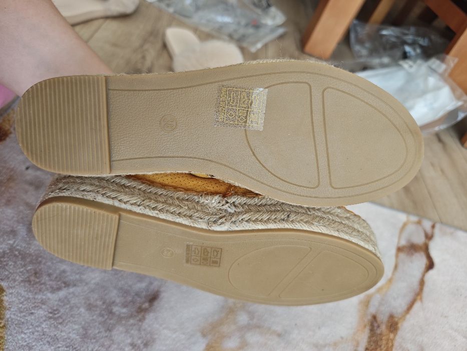 Musztardowe espadryle damskie na plecionej podeszwie
