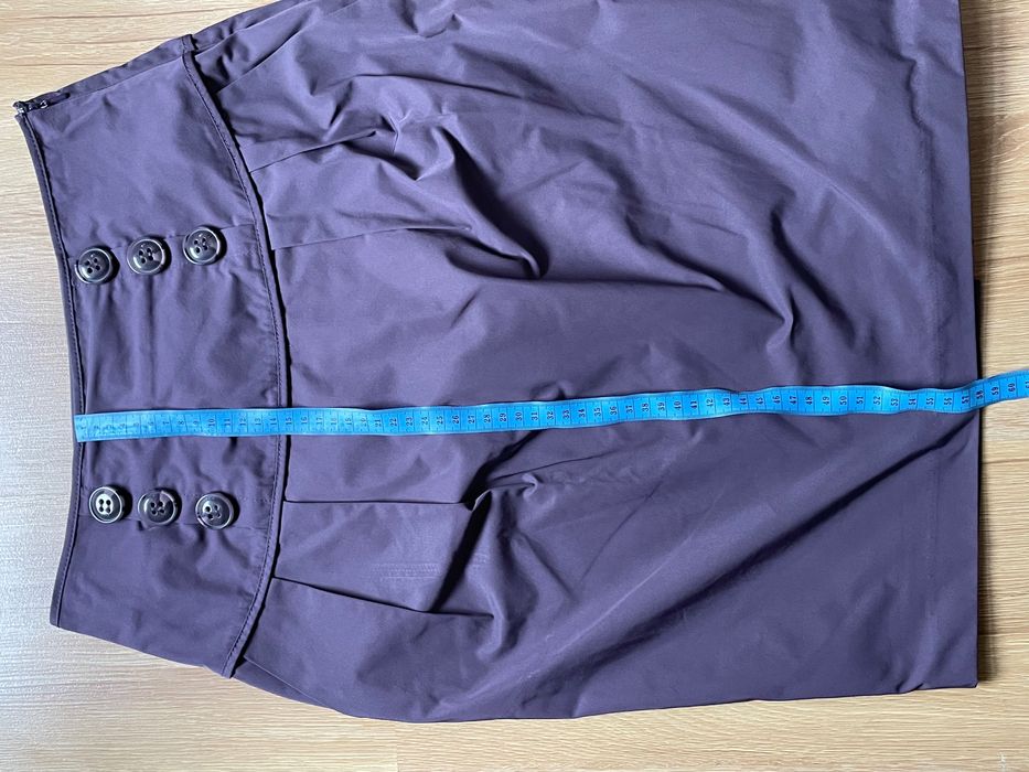 Krótka spódniczka dopasowana do kolan bombka