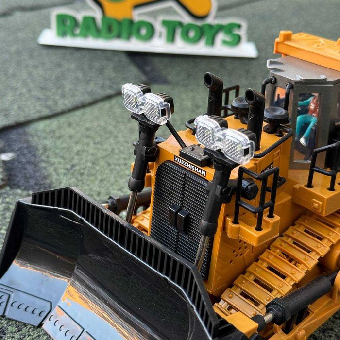 Бульдозер на радиоуправлении WALL-E. Бульдозер на пульте управления