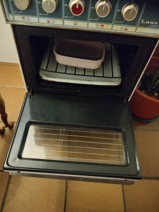Vendo fogão em segunda só com dois bicos a trabalhar tem marcas de uso