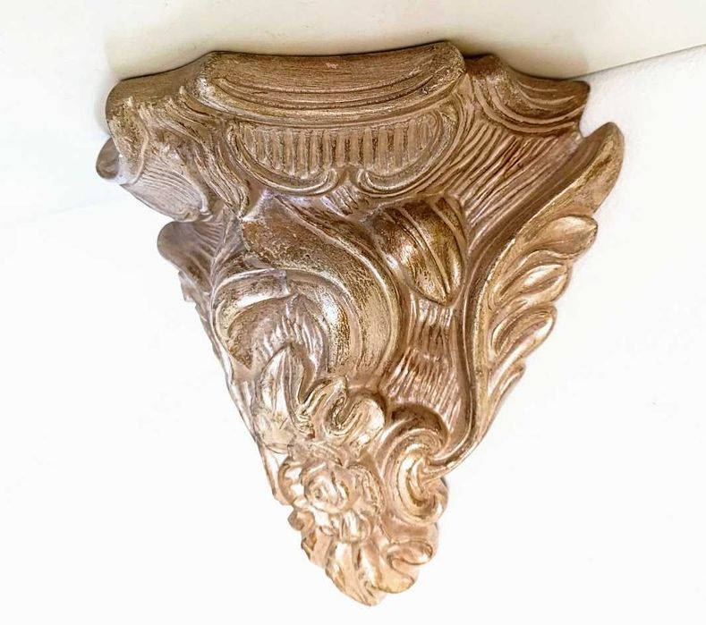 Peanha ou mísula em gesso imitação de madeira com rosa