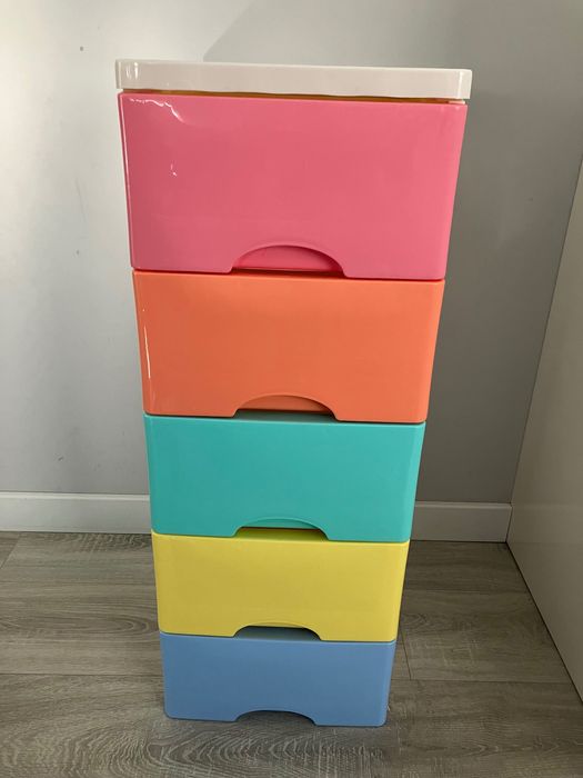 Kolorowy regał z szufladami