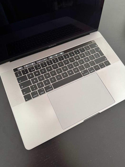 Apple MacBook Pro 15" touch bar 2018 / i7 6-core 2.6 GHz / 16GB RAM / 512GB SSD / Intel UHD Graphics 630