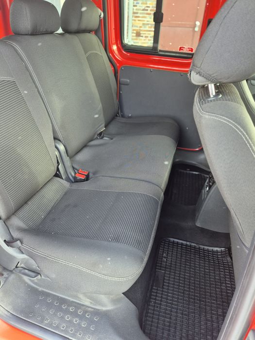 Volkswagen Caddy (2013рік-1,6 дизель+комплект гуми-літо на дисках)