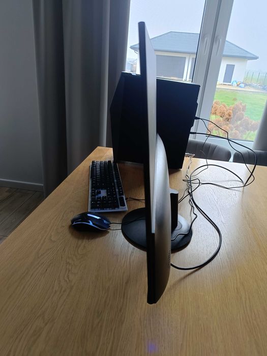 Komputer do gier Asus ROG STRIX z monitorem 32