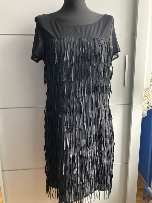 Elegancka czarna sukienka z frędzlami