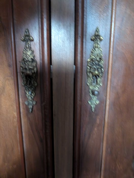 Aparador cómoda em madeira estilo antigo com apliques em bronze