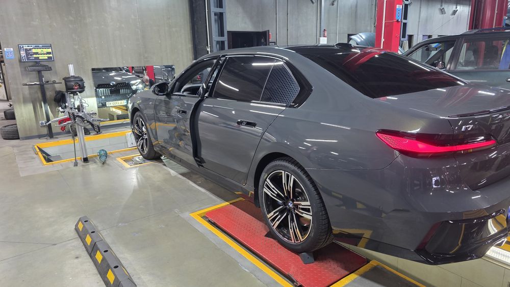 BMW i7 електромобіль