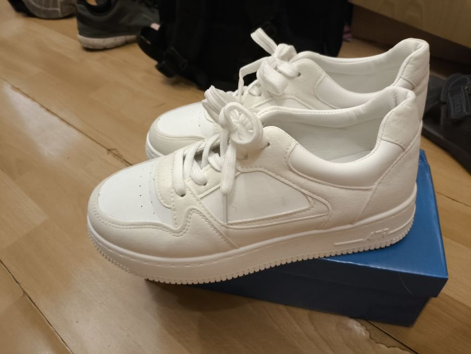 Женские кроссовки р. 39