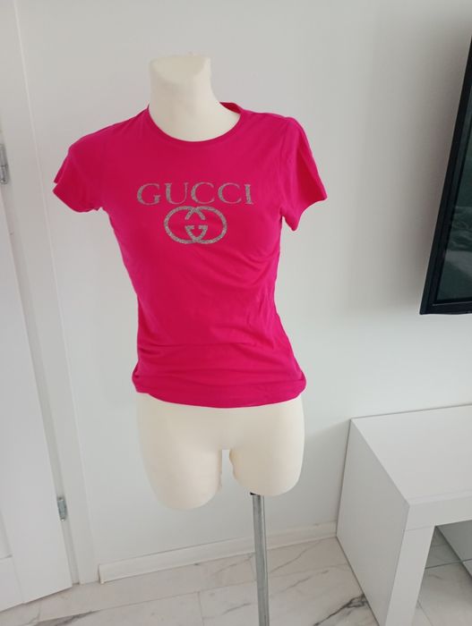 Różowy T-shirt z srebrnym napisem Gucci