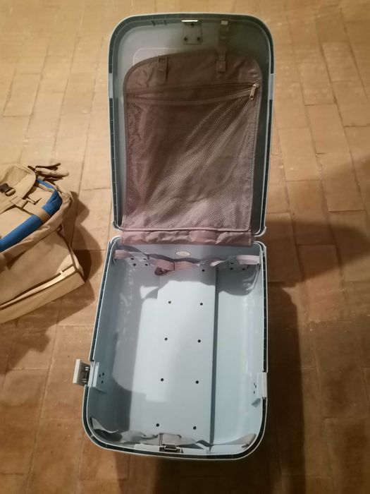 Conjunto mala viagem rigida e necessaire