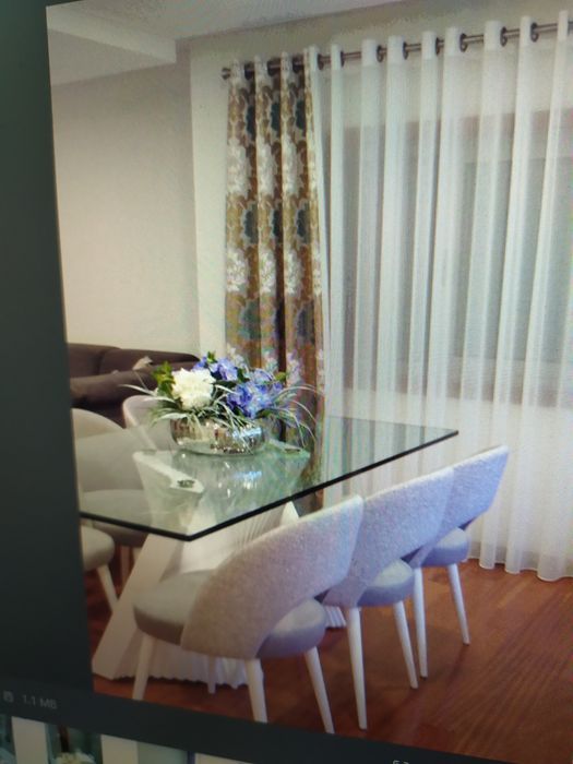 Vendo mesa de sala de jantar com um ano  mudei de casa e não cabe na minha sala nova