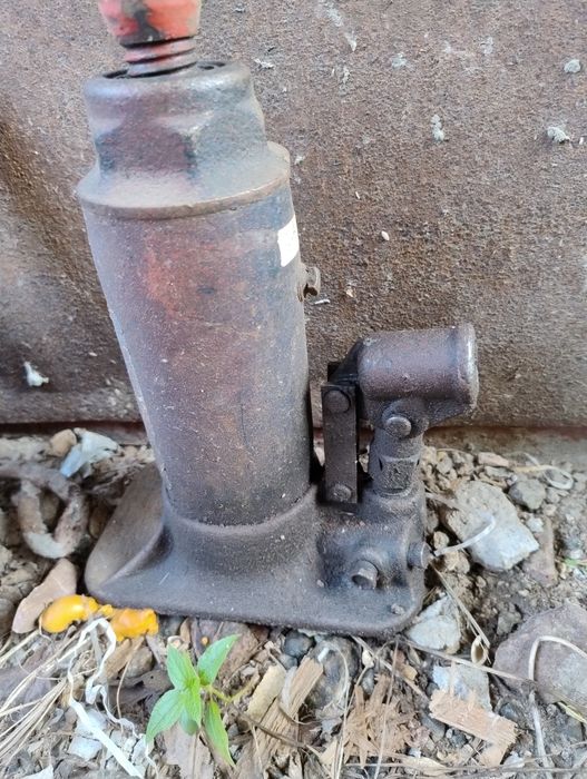 Продам домкрат б/у