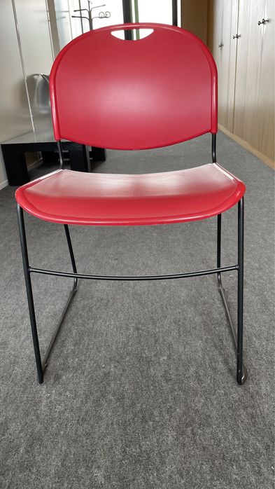 Cadeiras vermelhas empilháveis